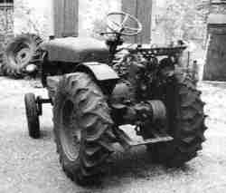 Tracteur agricole MAP-LATIL type AR3, vu de l'arrière.