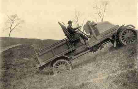 Tracteur LATIL T1 montant un talus de 52 %.
