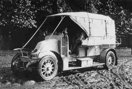 Tracteur LATIL type U  chargé de la remorque porte-avion.